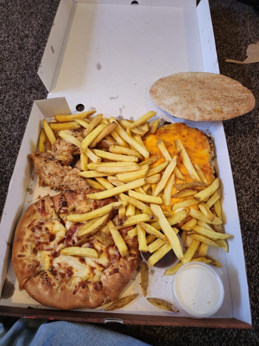 Roosters Pizzeria And Pamasan House Photos 2